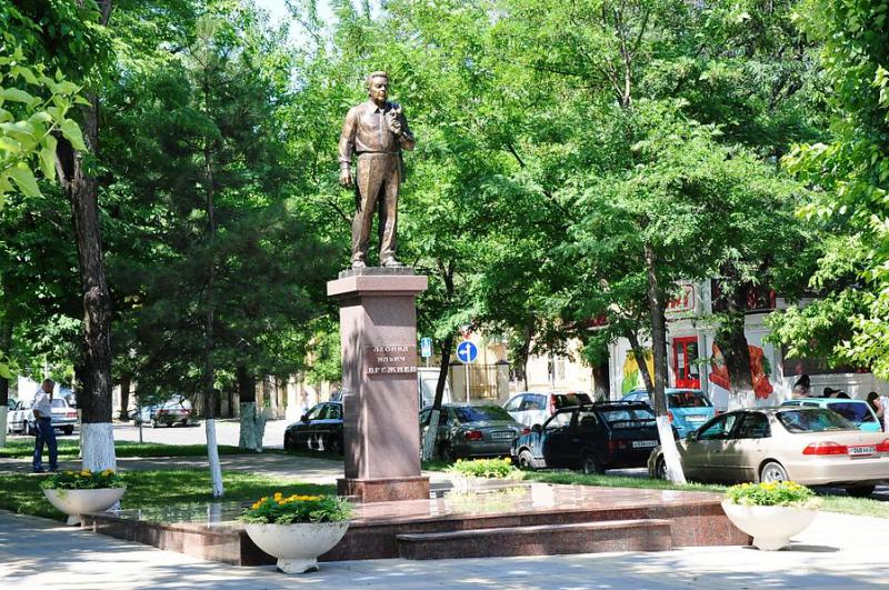 Памятник Брежневу в центре Новороссийска