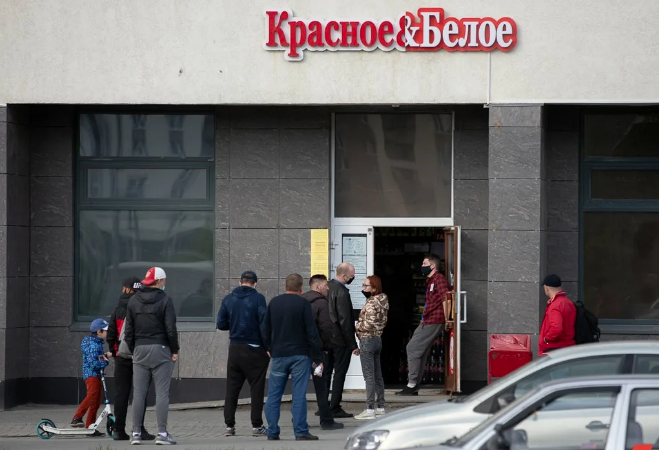 толпа у магазина красное белое